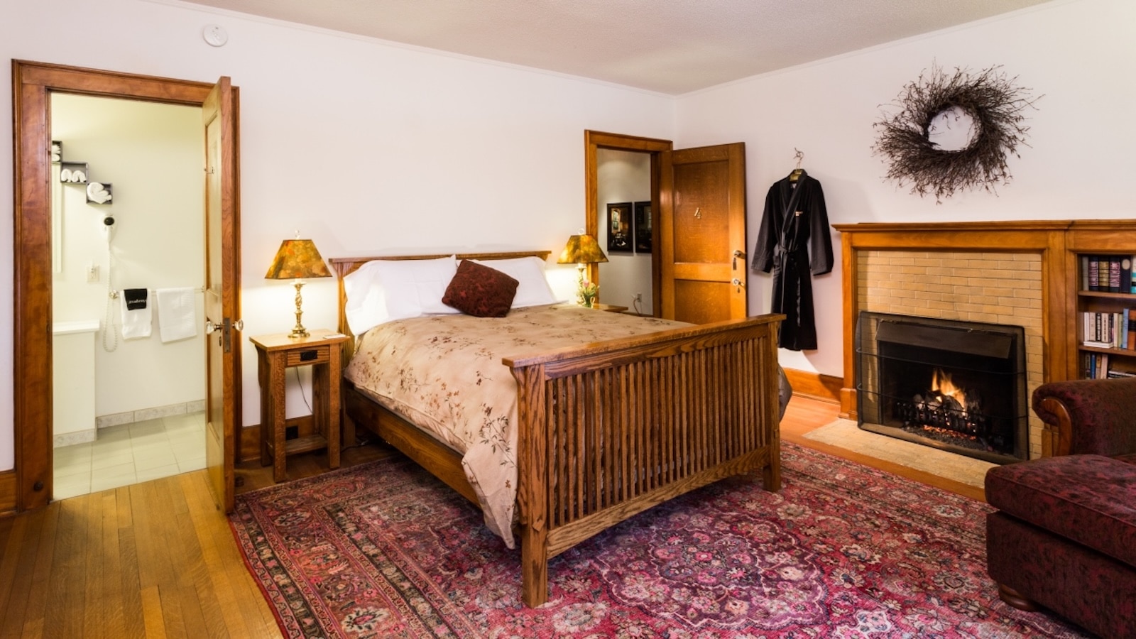 10 Romantic Things to do in Wausau Wisconsin 2 After you're done will all of the romantic things to do in Wausau, enjoy a stay at the luxurious Stewart Inn Boutique Hotel. This guest room features a queen size bed and a fireplace.
